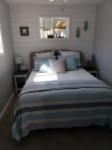 Beautiful newly remodeled cottage - Walk to strip, close to spire