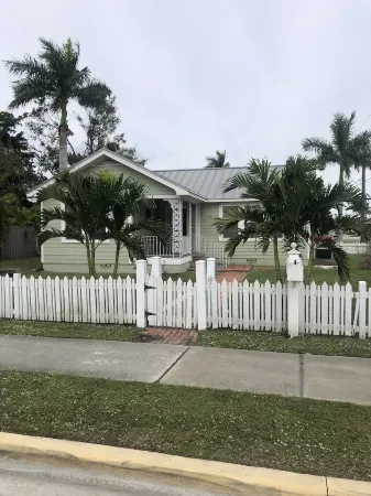 Remodeled historic downtown Punta Gorda, FL charming cottage