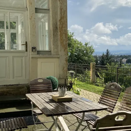 Dream apartment in a dream location - living in a villa on the castle hill in Loschwitz Отели рядом с достопримечательностью «Шенфельд-Вайссиг»