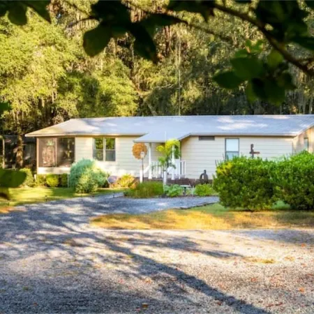 Withlacoochee River House on the main channel w/ kayaks, bikes, canoes