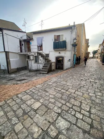 An ancient stone house in the heart of Pietrelcina Отели рядом с достопримечательностью «Casa Natale di Padre Pio»