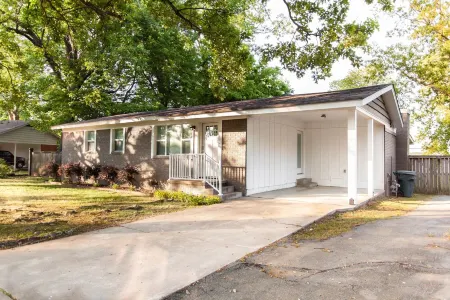 Newly Remodeled Home on the Arkansas River - 3 miles from Airport