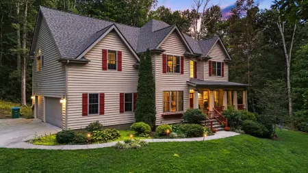 AVL Estate: 5K sq ft, Golf Sim, Speakeasy, Hot Tub, Sauna, Sleeps 20 + 2 pets Отели в г. Фэрвью