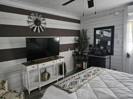 1-Bedroom Farm Stay Just 6 Minutes to Ozark National Scenic Riverways