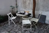 Small house, completely reniewed, at the back of a silent yard, with trees. - บังกะโล