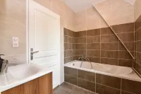 Apartment in the park of Château de Saint-Geoire 도미니걍 공원 주변 호텔