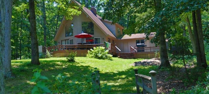 The Redbud Cottage--Beach & Quiet. Lake Sara Waterfront & Wood Fires. Hotels in Effingham County
