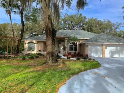 Retreat with Private Caged, Salt Water Pool, 4 Bd/3 Ba, Near Busch Gardens & USF Hotels near Airstream Ranch