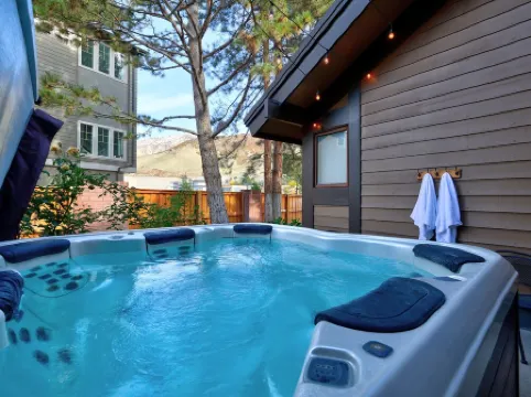 Perfect Ski Vacation - Large Condo with 4 Ensuite Bed/Bath w/ Hot Tub & Grill