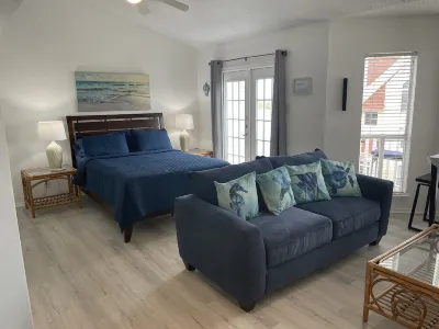 Cozy Apartment with resort style pool and 5 minute walk to the beach!