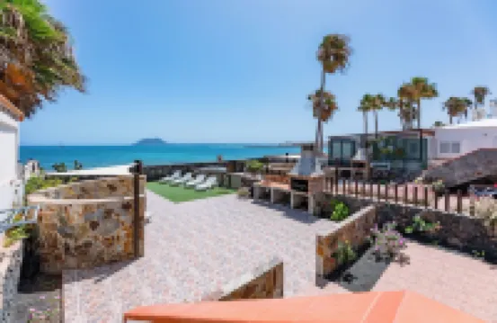 Private, independent villa on the first line, terrace and tranquility