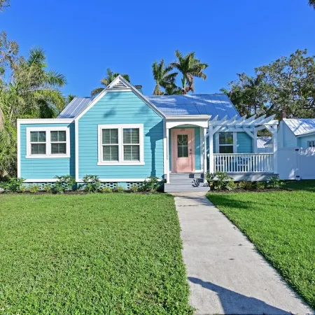 Remodeled home in Historic neighborhood. 20 min.~ AMI/ 5 min ~downtown Bradenton