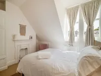 *Pierside Coastal Retreat* Luxury, family friendly, sleeps 10. Steps to the sea.