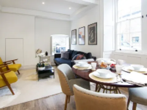 Beautiful, stylish ground floor Georgian apartment 클리데로 호텔