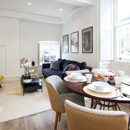 Beautiful, stylish ground floor Georgian apartment Отели в г. Клайтеро