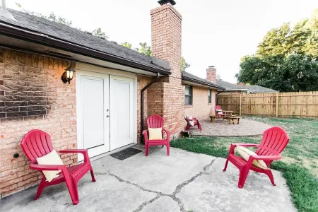 Cozy family home minutes from OU Отели рядом с достопримечательностью «STASH»