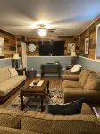 Creekside Retreat, 3 bedroom, Large parking, Picnic area. Across from Trail 14