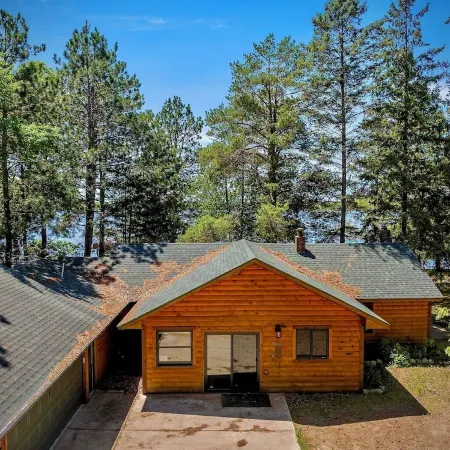 Nick's Lakeside Lodge
