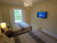 THE WASHINGTON HOUSE - A  4-Bedroom Home 1 Block from Downtown Wisconsin Dells Hotels near Mt. Olympus Water & Theme Park Resort
