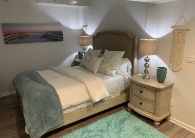Modern beach apartment 1.0 mile to the beach... West End Beach附近的飯店