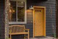 Downtown Sisters Modern Home Ideal Location! Dogs!