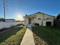 Newly renovated 3 bdr home. Just 15 min to the beach, 24 hour pancakes & SpaceX. Hotels in Del Aire