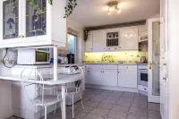 Family bungalow with private pool near Tenby (Free Wifi)