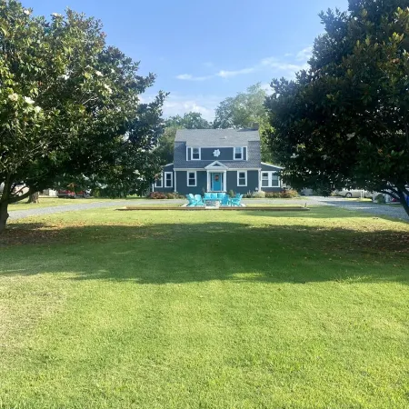 Minutes to the BEACH! Boat friendly, fire pit, bocci & large yard for famly fun!