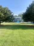 Minutes to the BEACH! Boat friendly, fire pit, bocci & large yard for famly fun!