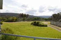 A RIVER BED  COTTAGE - Relax and unwind in this spacious cottage by the river