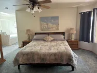 Charming 3-bedroom house a short walk to Historic Downtown Seligman with AC