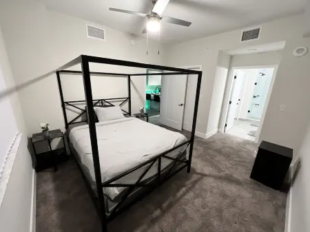 MODERN 1 BEDROOM 1 BATHROOM CONDO NEAR FLL AIRPORT Отели в г. Дания-Бич