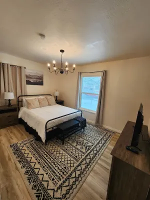 Provo Home! Close to BYU, Downtown Provo, 10 mins from Utah Valley University. Hotel in zona Centennial Carillon Tower (BELL)
