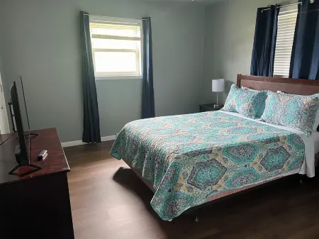 Spacious 5-bedroom House, Garage/Hot Tub/Bar, Close to RRG, Fiber WiFi