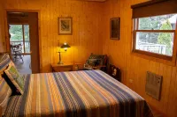 Charming and Cozy, 3-Season, Fence Lake Cottage with Beautiful Sunset View - Balkoner