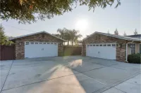Modern 4-bedroom Villa w/ Pool/Spa & Private Park