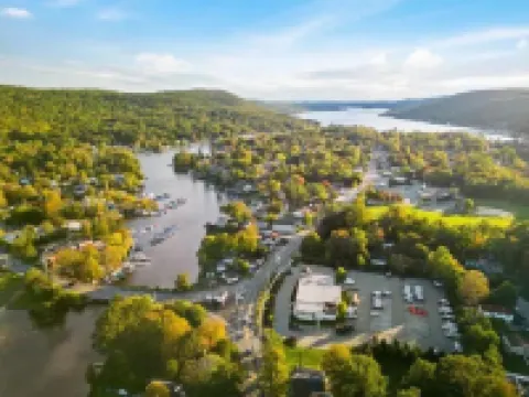 Waterfront Home with Hot Tub, Kayaks, and Fast Wifi Hotels in Warwick