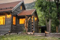 Cozy relaxing cabin with Canyon Views w Patio, Hot Tub, Wifi, AC & Fireplace Hotel dekat Iron Mountain Hot Springs