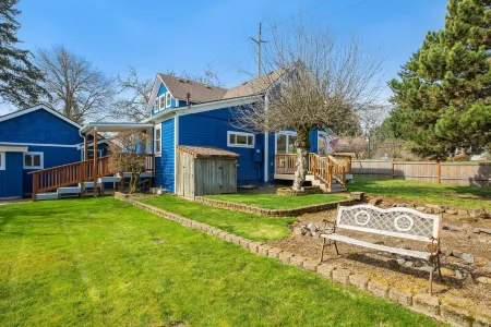 Newly remodeled dog-friendly 2 bedroom wine country home in the heart of Dundee