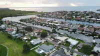 Tropical Waterfront Pool Home, Private Dock, Kayaks, Direct Access to Tampa Bay! Hotels in Apollo Beach