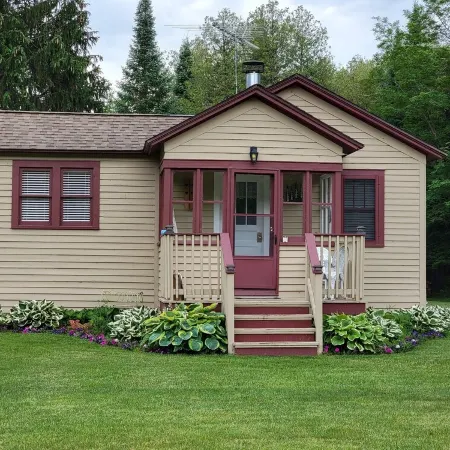 Cozy Retreat. 1 Bedroom House,  Welcome!May 1st -Nov 1st  Internet & Wifi