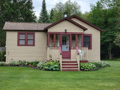 Cozy Retreat. 1 Bedroom House,  Welcome!May 1st -Nov 1st  Internet & Wifi
