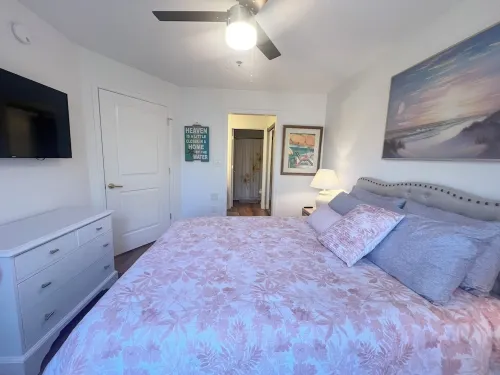 1 BR Walk to Shops, pool & Restaurants, 5 min to Beautiful Beaches! Full Kitchen