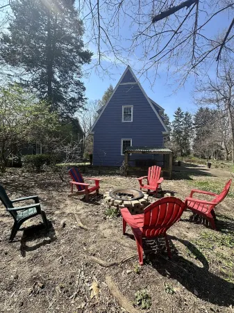 Charming Home! Prime Location! Dog-Friendly! Отели рядом с достопримечательностью «Two Sisters Books & More»