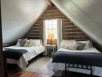 Charming Creekside Cabin next to 4 Mile Creek with mountain views. Dog friendly!