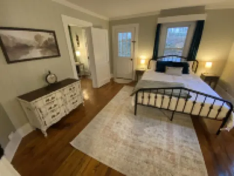 Charming Vintage Home Hotels in Green County