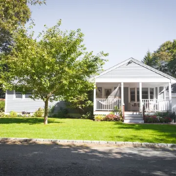 Relax by Oak Bluffs Harbor, enjoy your 3-bedroom East Chip retreat