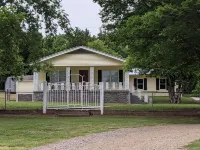 The Corner Cottage with Private Fishing Pond - 3-Star