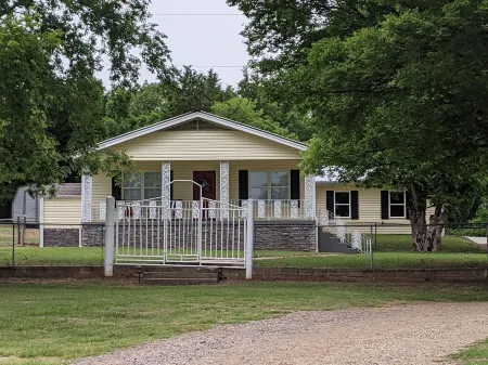 The Corner Cottage with Private Fishing Pond