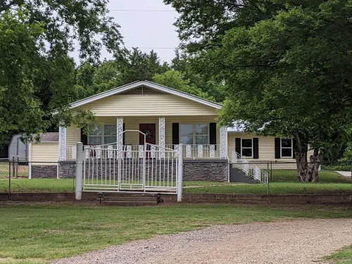 The Corner Cottage with Private Fishing Pond